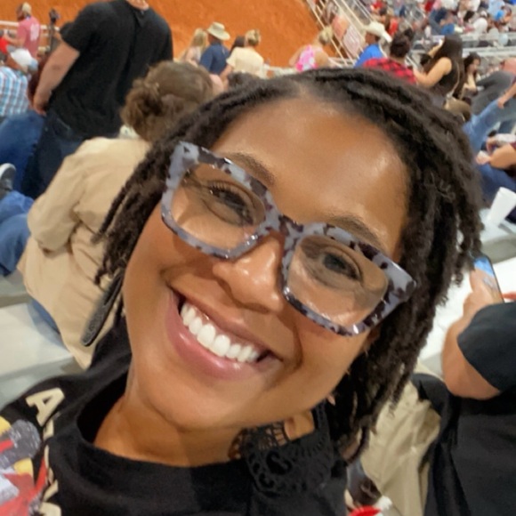 Meet your Posher, Najla - Picture 1 of 2